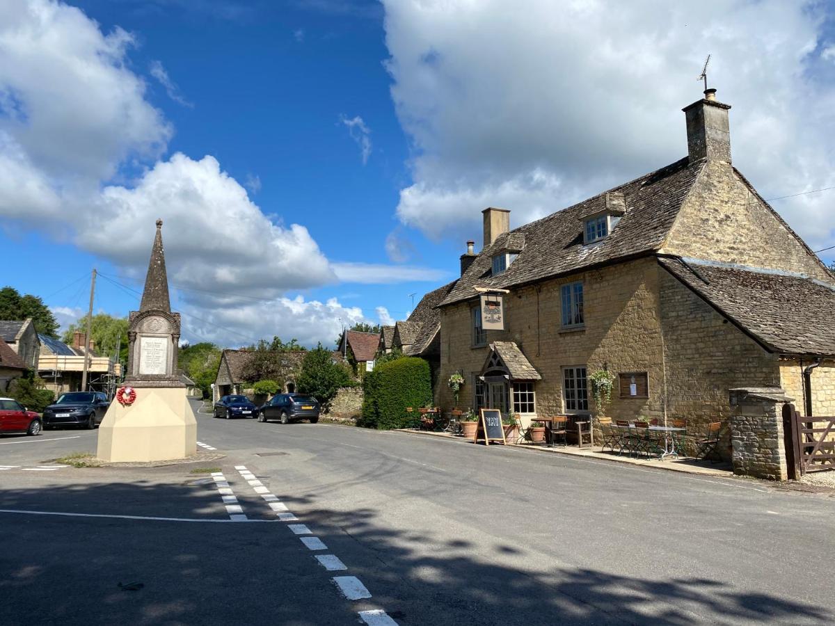 Royal Oak Ramsden Hotel Exterior photo