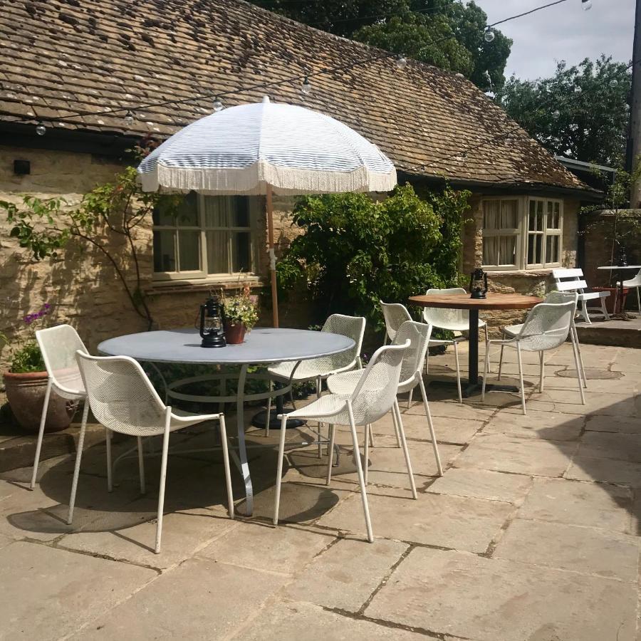 Royal Oak Ramsden Hotel Exterior photo